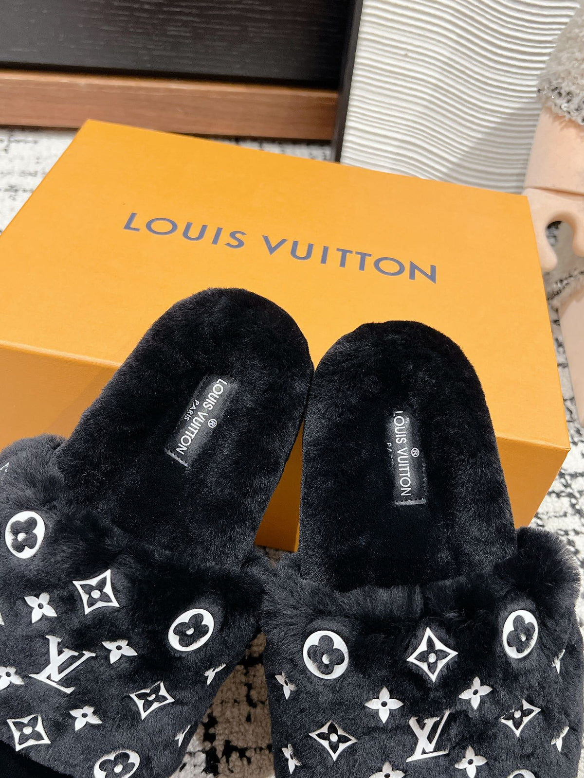 SLIPPER IN BLACK WOOL WITH WHITE LOGO