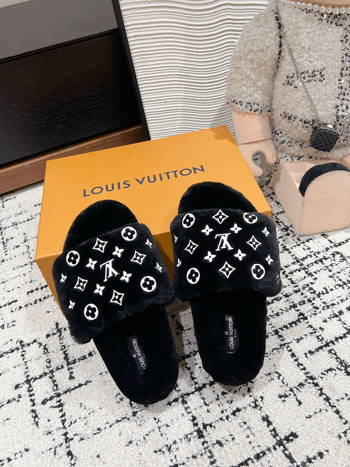 SLIPPER IN BLACK WOOL WITH WHITE LOGO