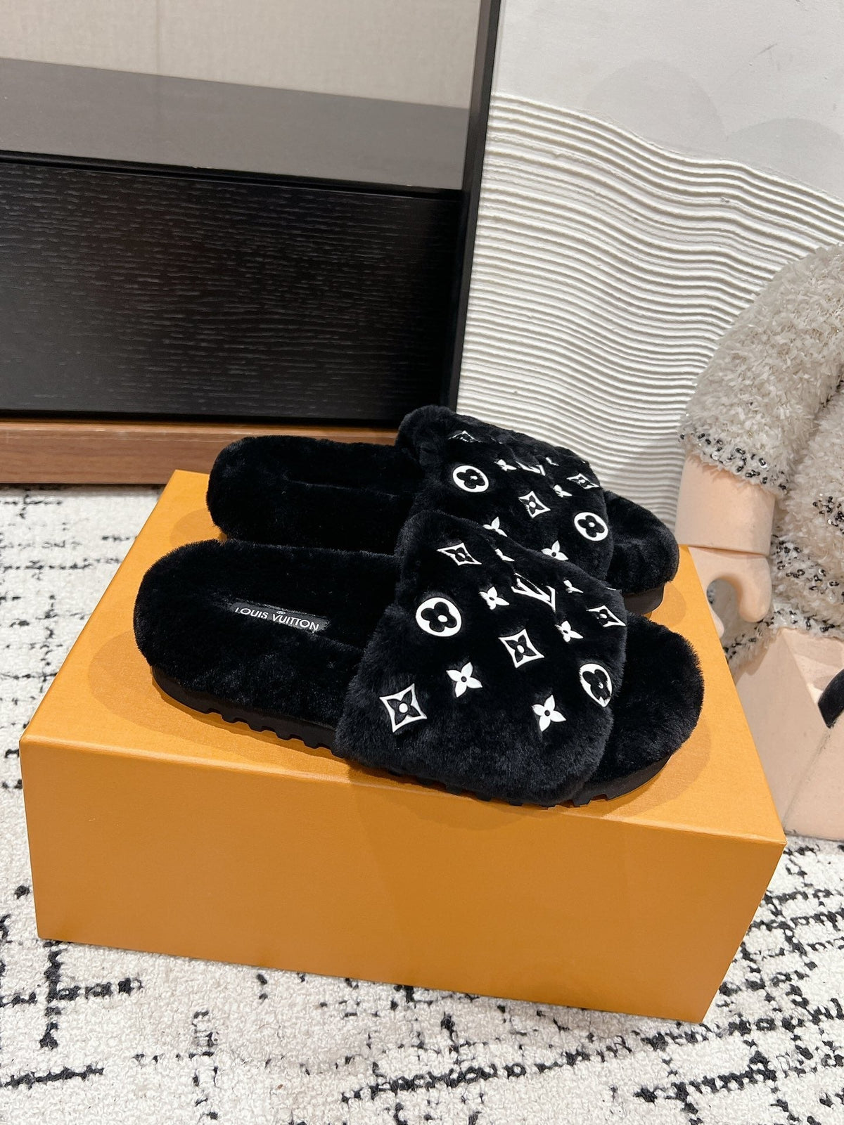 SLIPPER IN BLACK WOOL WITH WHITE LOGO