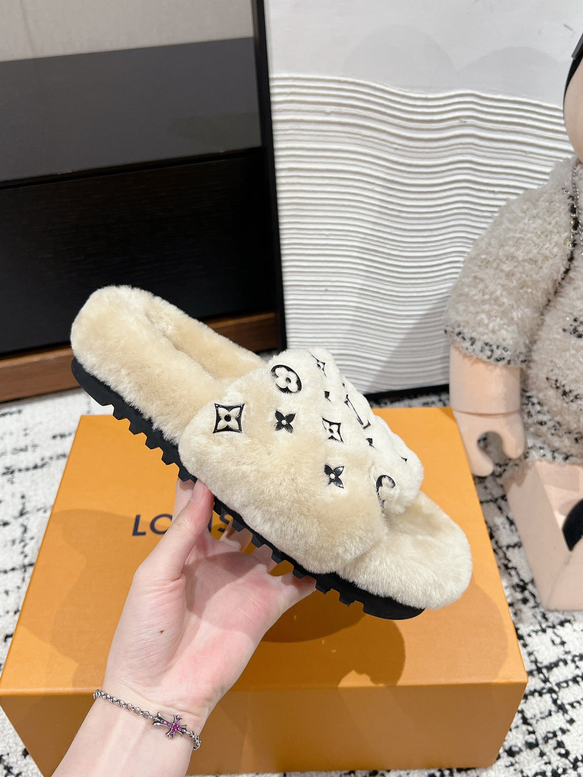 SLIPPER IN PEANUT BROWN WOOL WITH BLACK LOGO