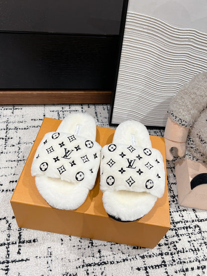 SLIPPER IN WHITE WOOL WITH BLACK LOGO