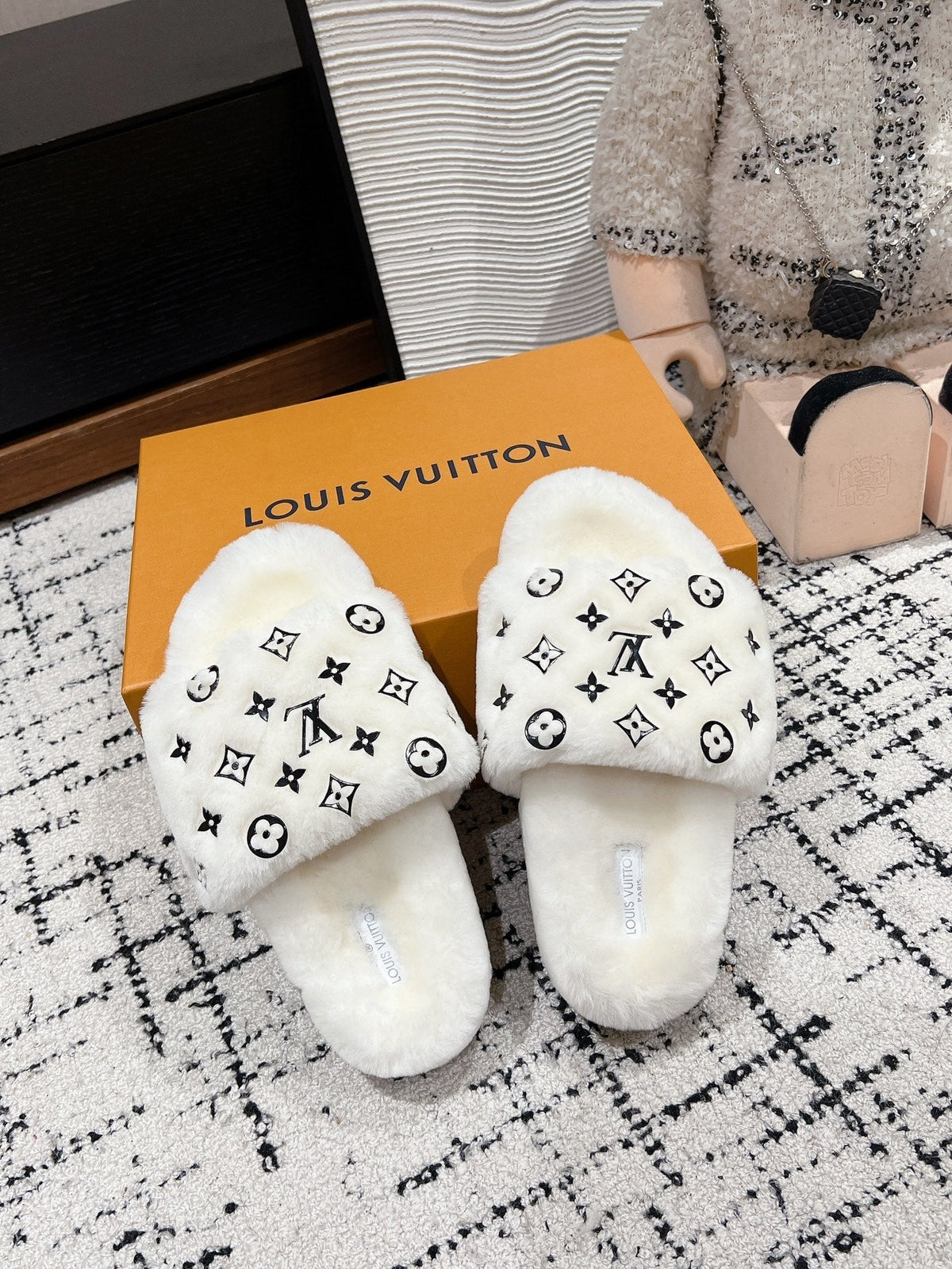 SLIPPER IN WHITE WOOL WITH BLACK LOGO