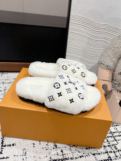 SLIPPER IN WHITE WOOL WITH BLACK LOGO