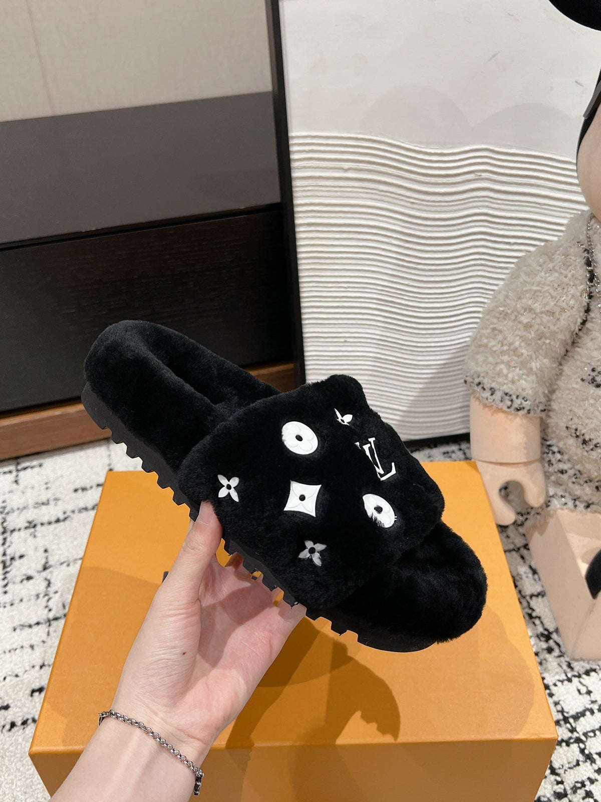 SLIPPER IN BLACK WOOL