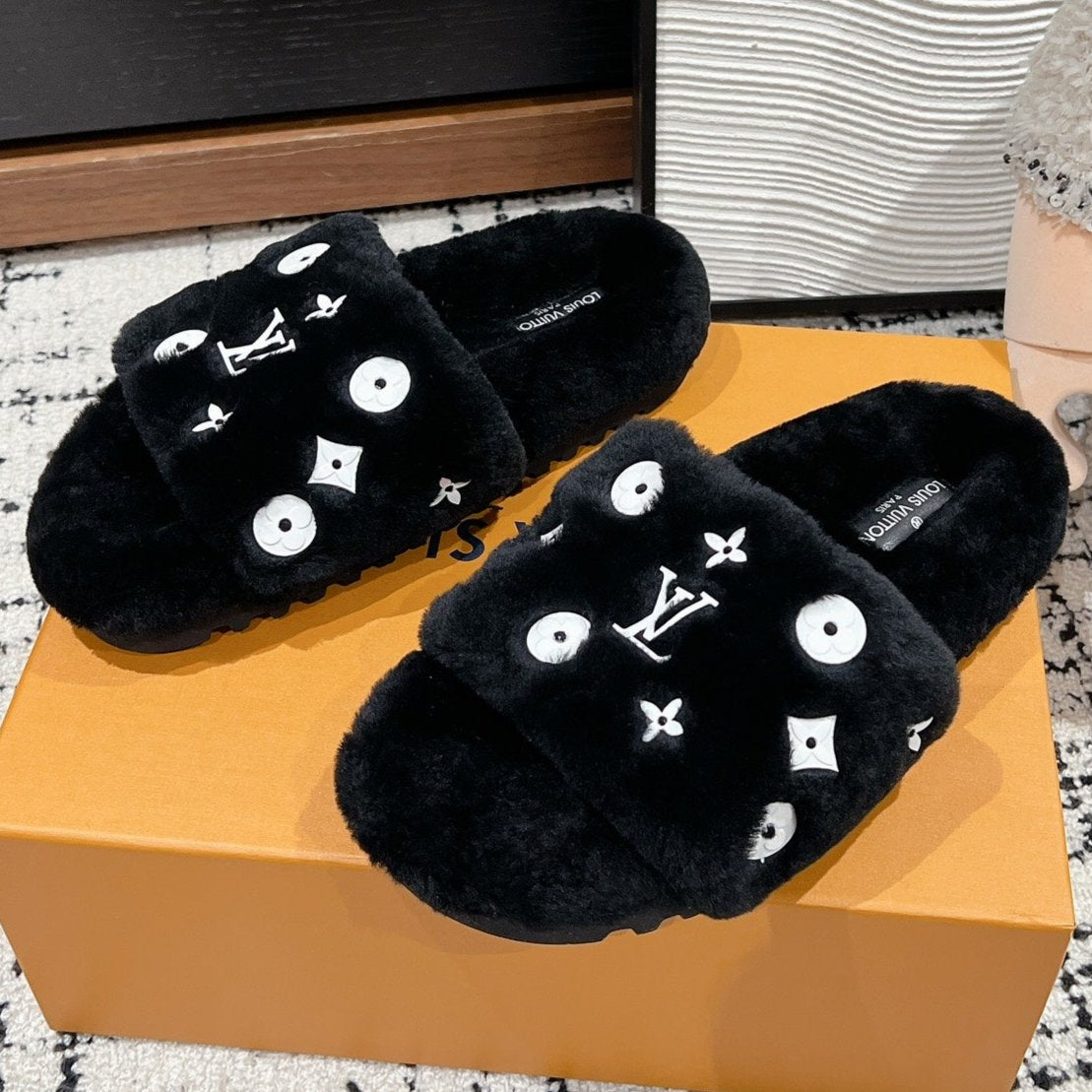 SLIPPER IN BLACK WOOL