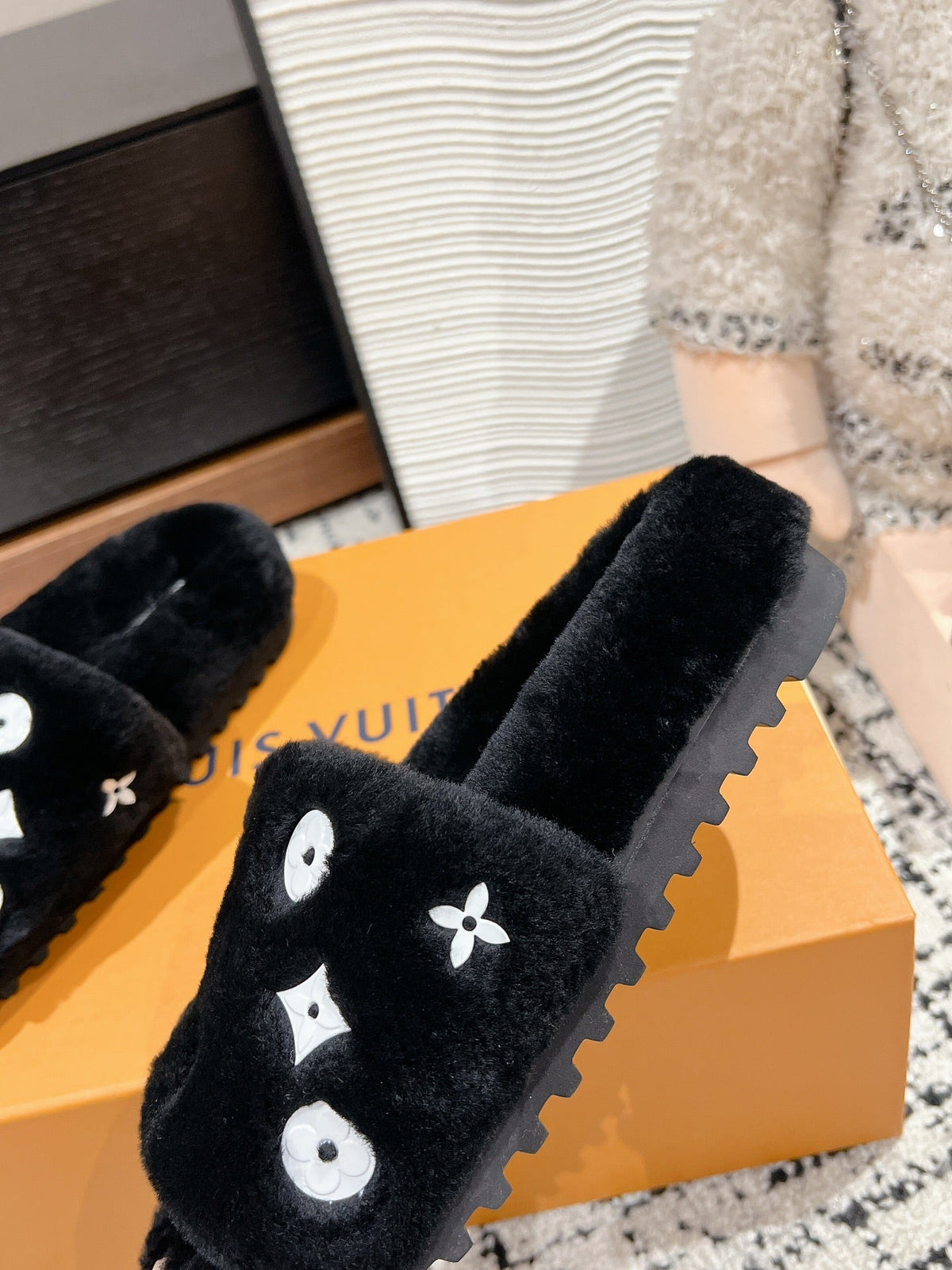 SLIPPER IN BLACK WOOL