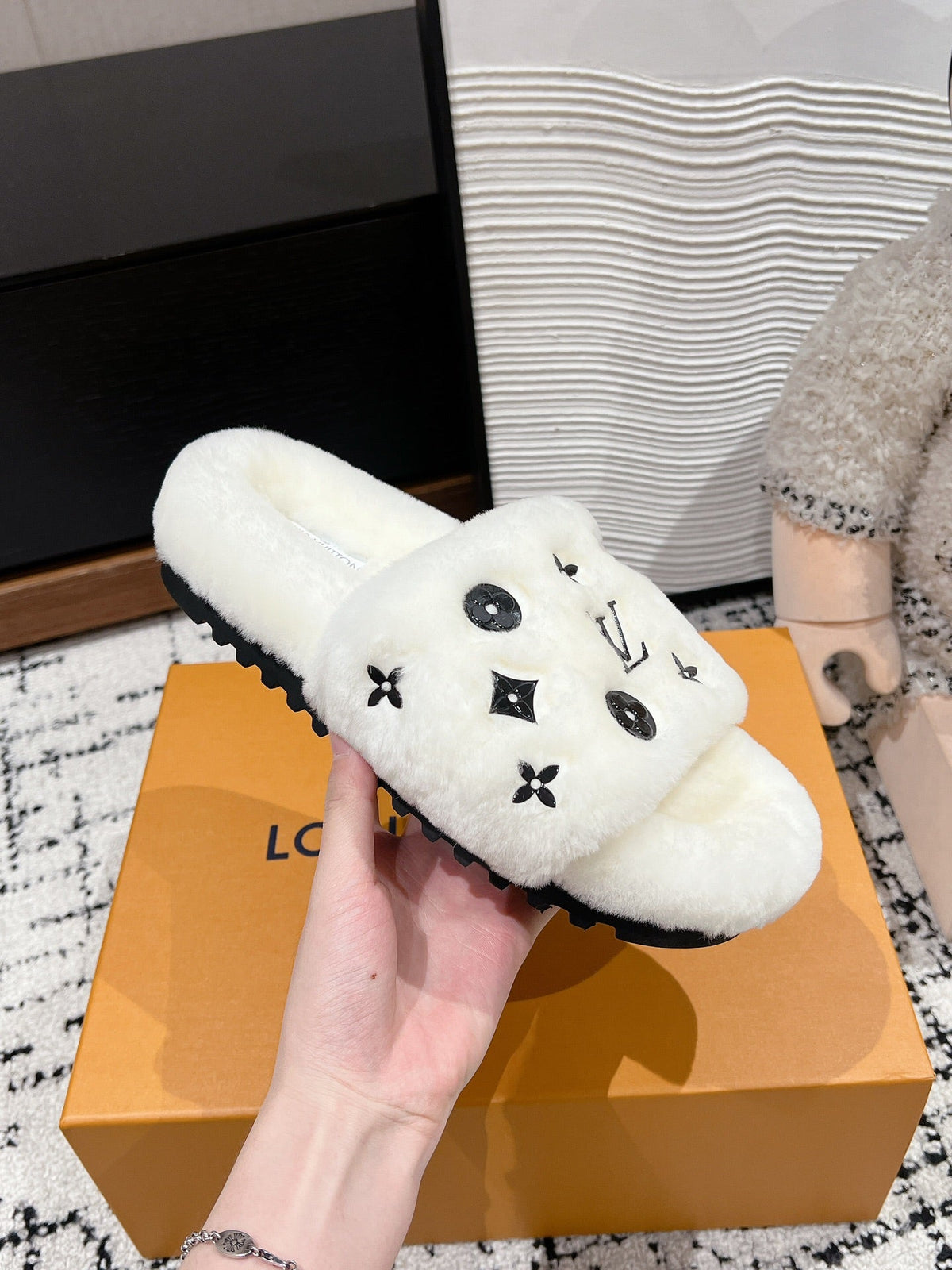 SLIPPER IN WHITE WOOL