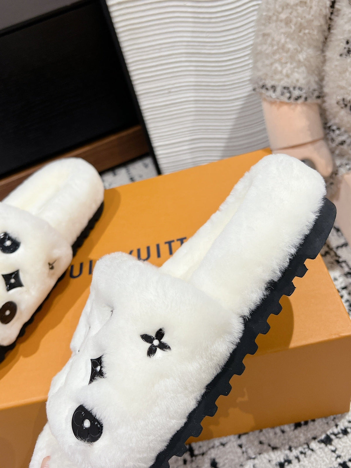 SLIPPER IN WHITE WOOL