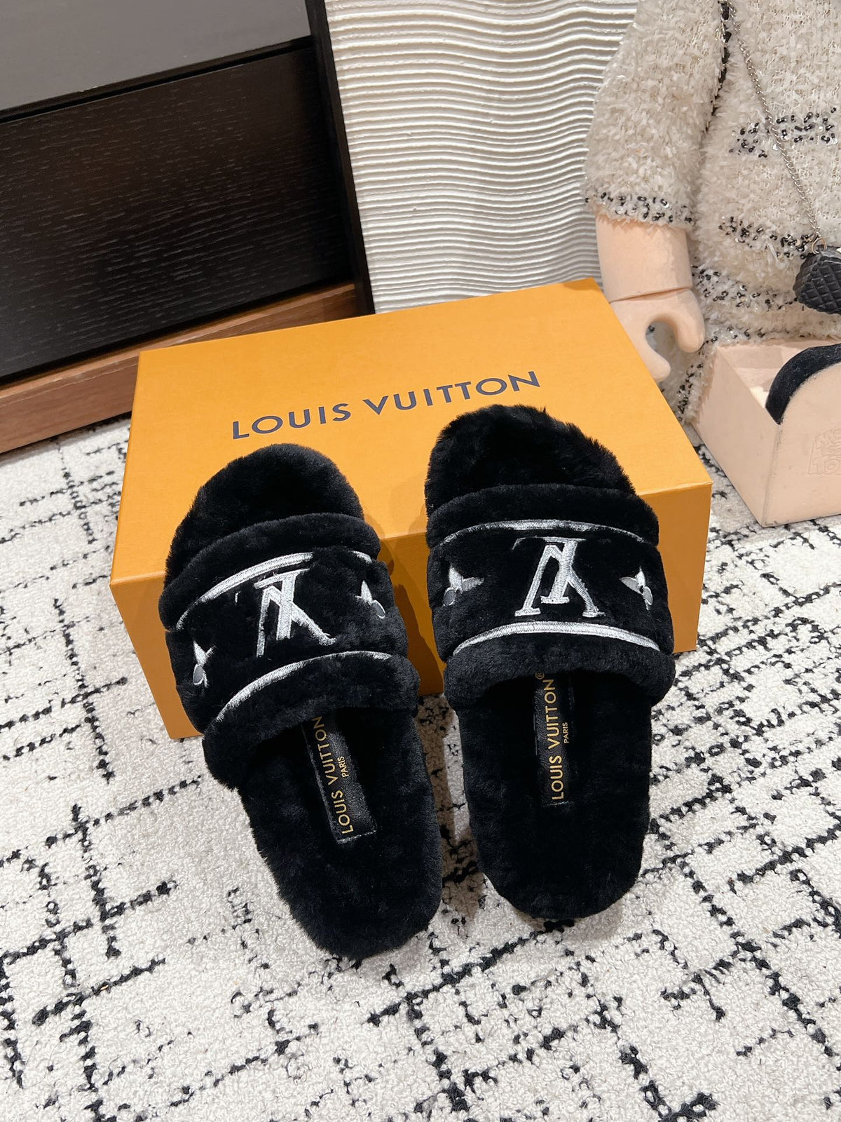 SLIPPER IN BLACK MIX WHITE FLEECE
