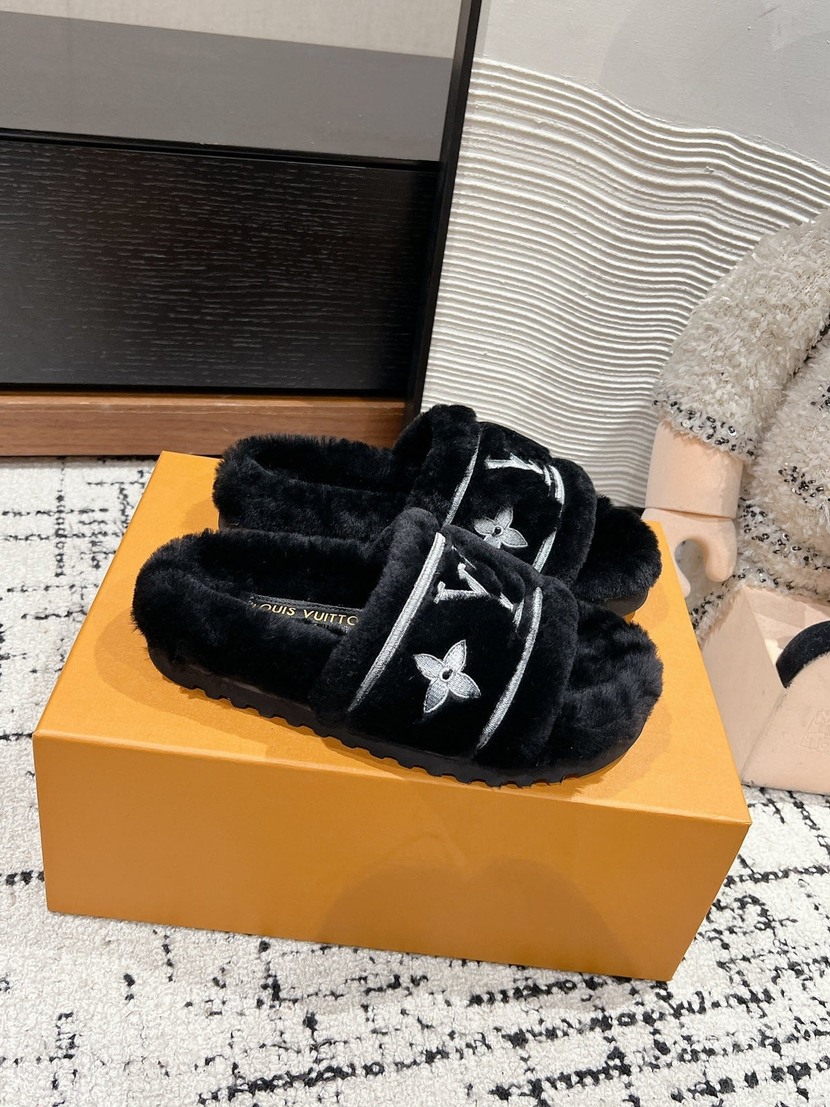 SLIPPER IN BLACK MIX WHITE FLEECE