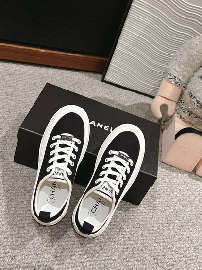 LACE-UP SNEAKERS IN BLACK CANVAS