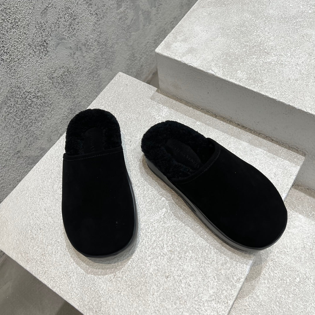 SNAP SLIPPER IN BLACK SUEDE AND SHEARLING LINING