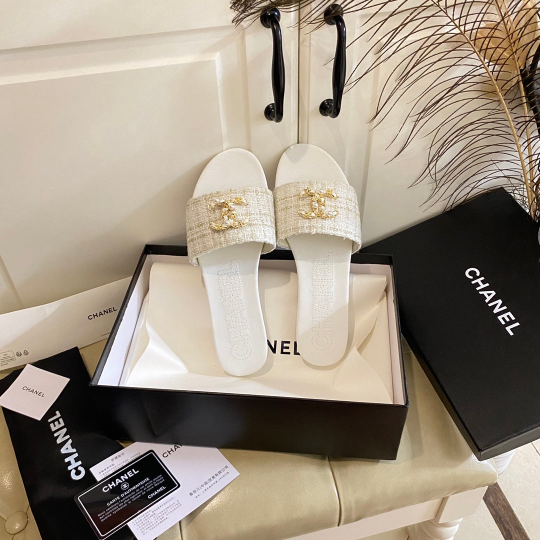 SLIPPERS IN WHITE CREAM TWEED MULE