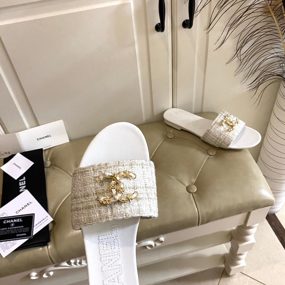SLIPPERS IN WHITE CREAM TWEED MULE