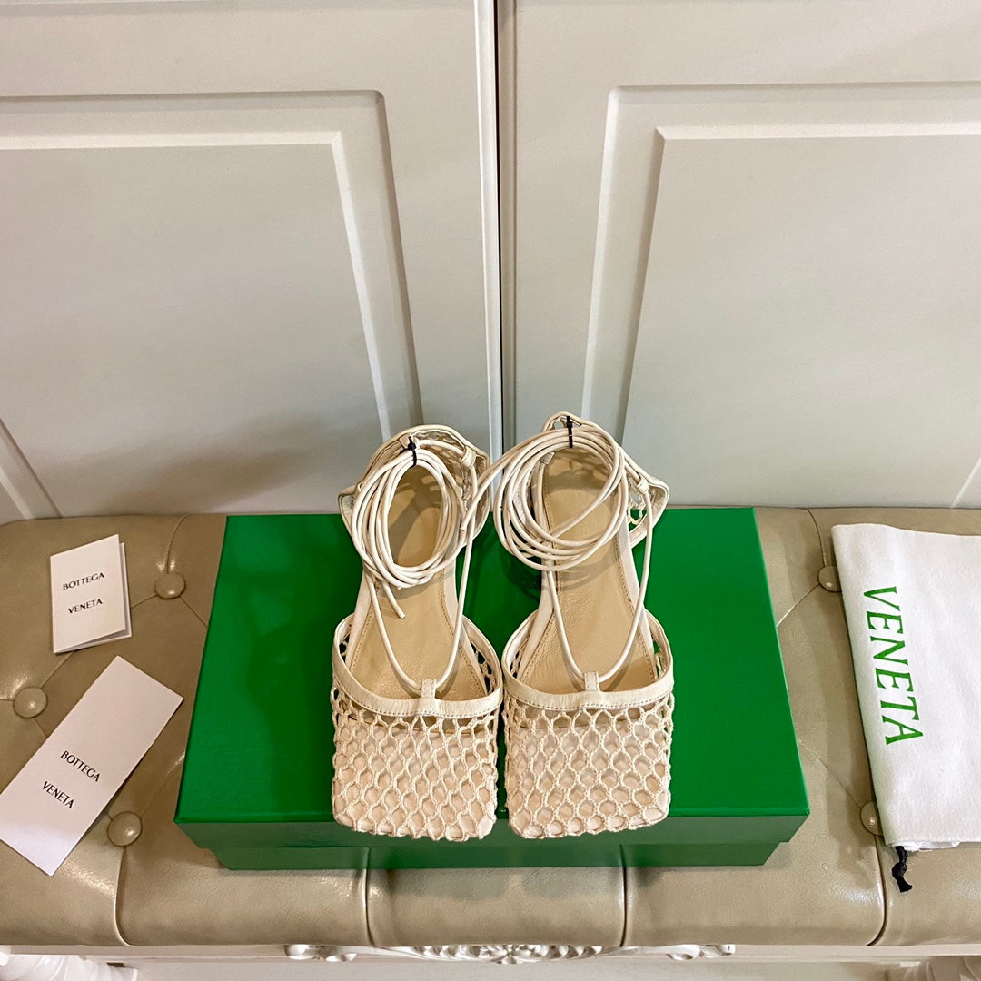 STRETCH LACE-UP FLAT SANDAL IN WHITE CREAM METALLIZED MESH AND LEATHER