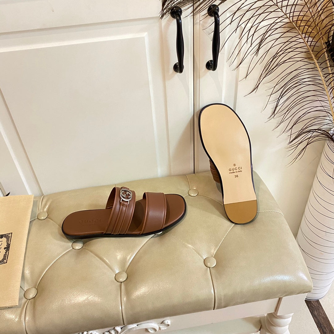 GG SANDAL WITH ROUND INTERLOCKING G IN CARAMEL BROWN CALFSKIN