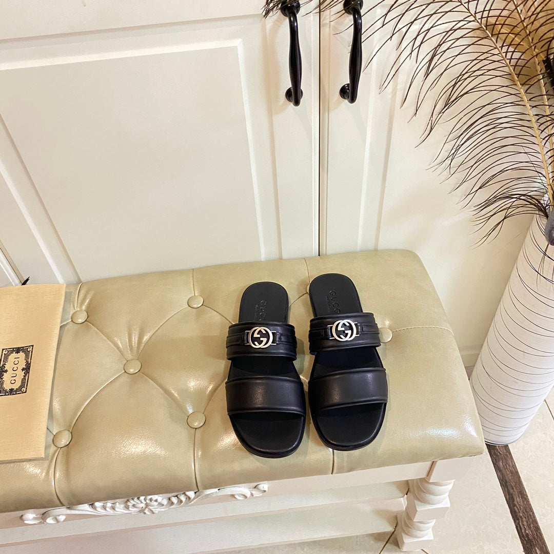 GG SANDAL WITH ROUND INTERLOCKING G IN BLACK CALFSKIN