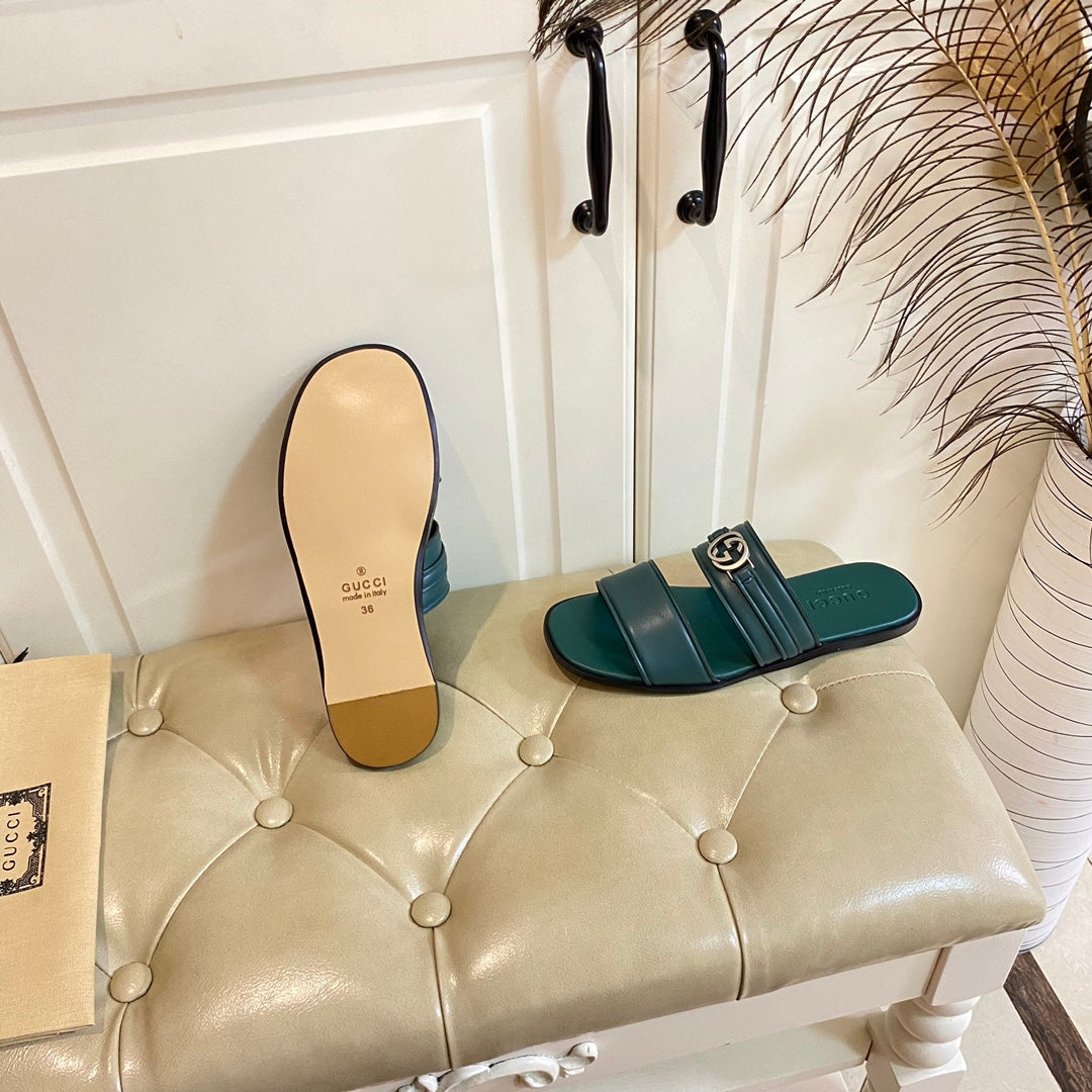 GG SANDAL WITH ROUND INTERLOCKING G IN DARK GREEN CALFSKIN