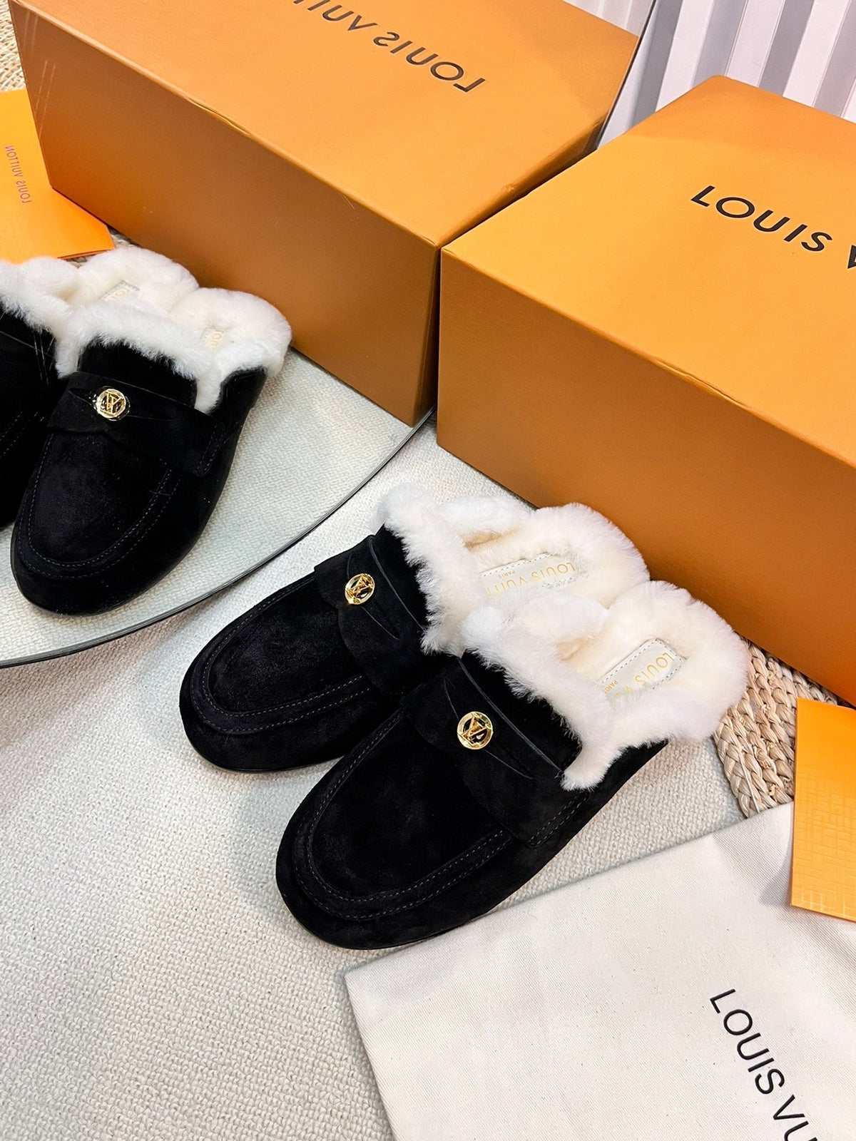 LV COSY FLAT COMFORT CLOG IN BLACK SUEDE AND SHEARLING LINING
