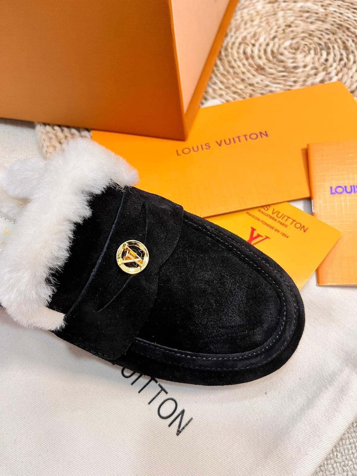 LV COSY FLAT COMFORT CLOG IN BLACK SUEDE AND SHEARLING LINING