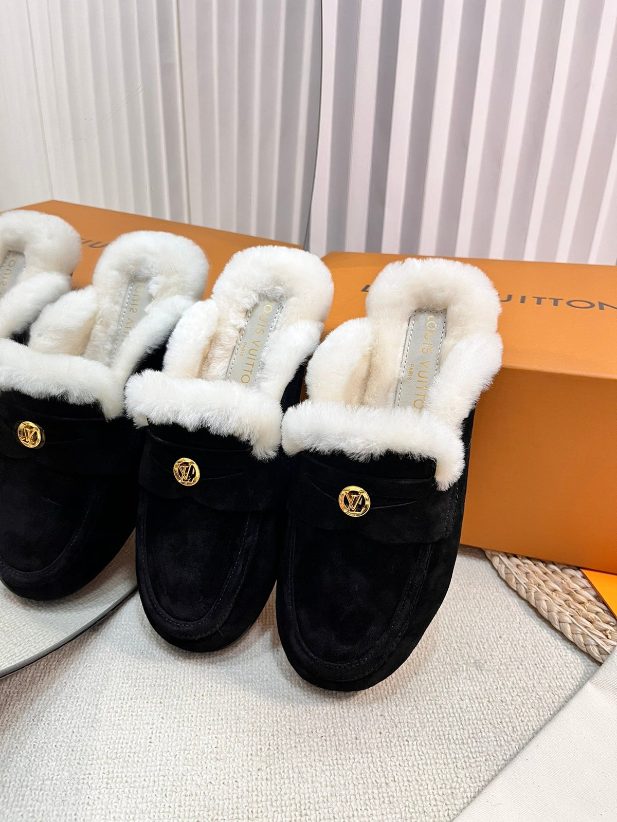 LV COSY FLAT COMFORT CLOG IN BLACK SUEDE AND SHEARLING LINING