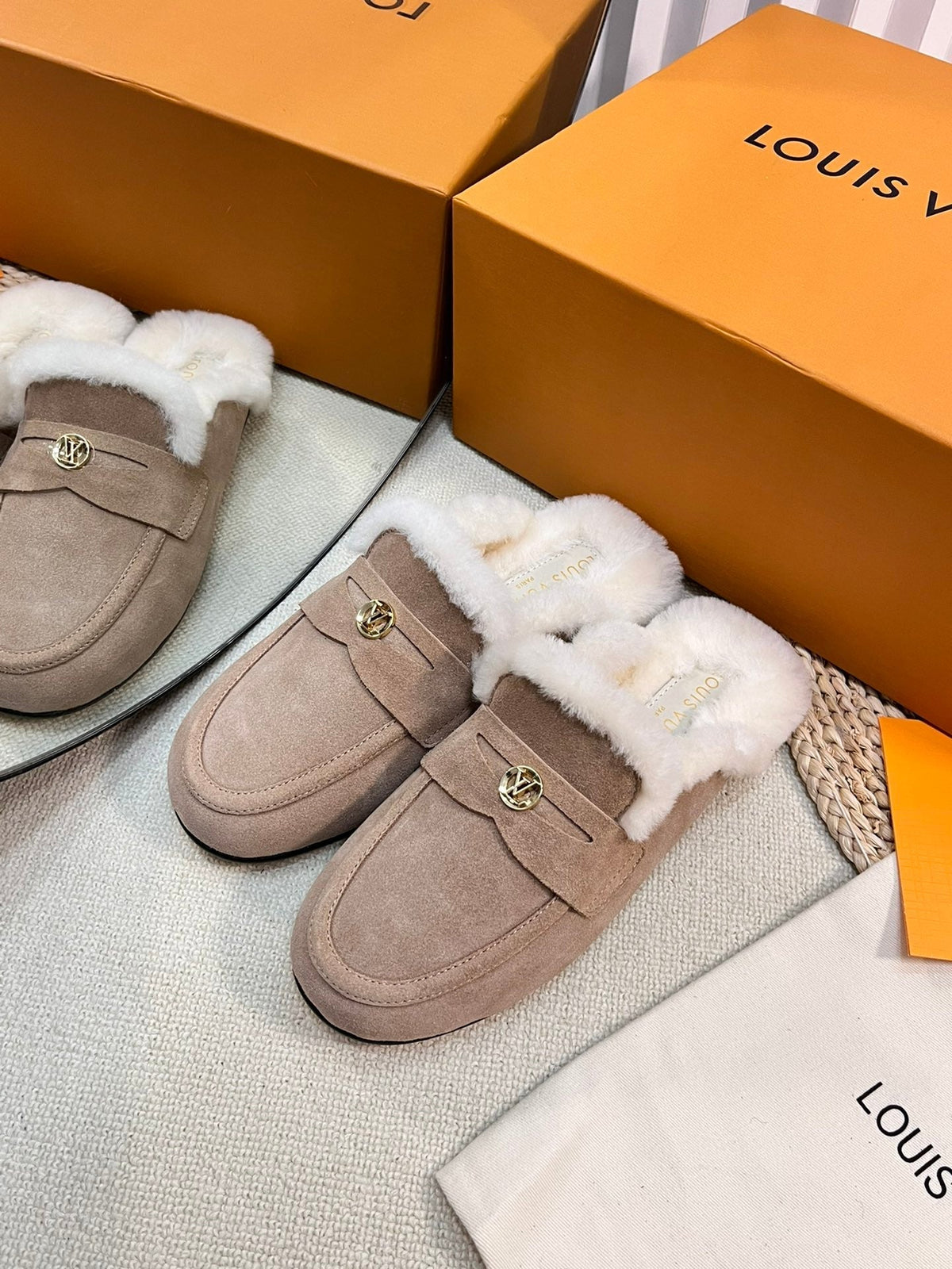 LV COSY FLAT COMFORT CLOG IN MEDIUM BROWN SUEDE AND SHEARLING LINING