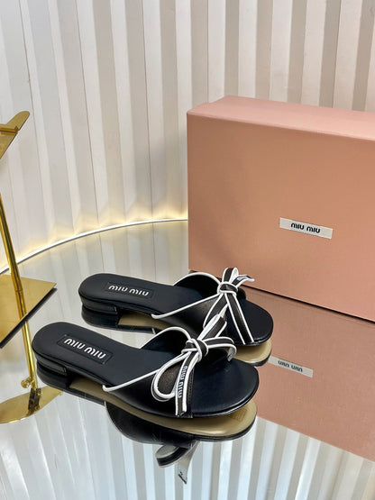 SLIDES SANDALS IN BLACK WITH WHITE BORDER CALFSKIN BOW IN TRAP