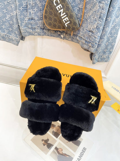 HALF MULE SLIPPERS IN BLACK FLEECE FEATURING METALLIC LOGO