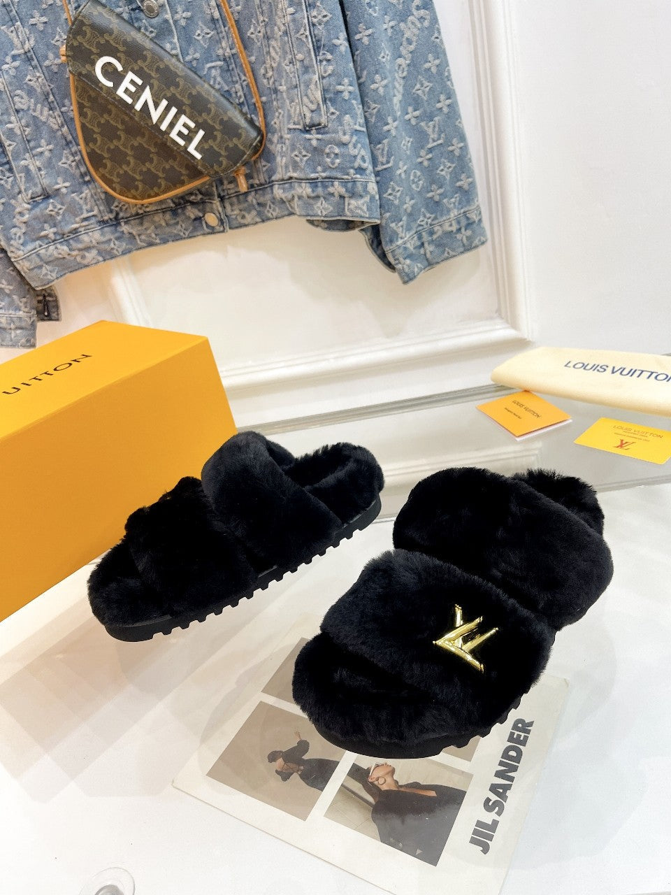HALF MULE SLIPPERS IN BLACK FLEECE FEATURING METALLIC LOGO