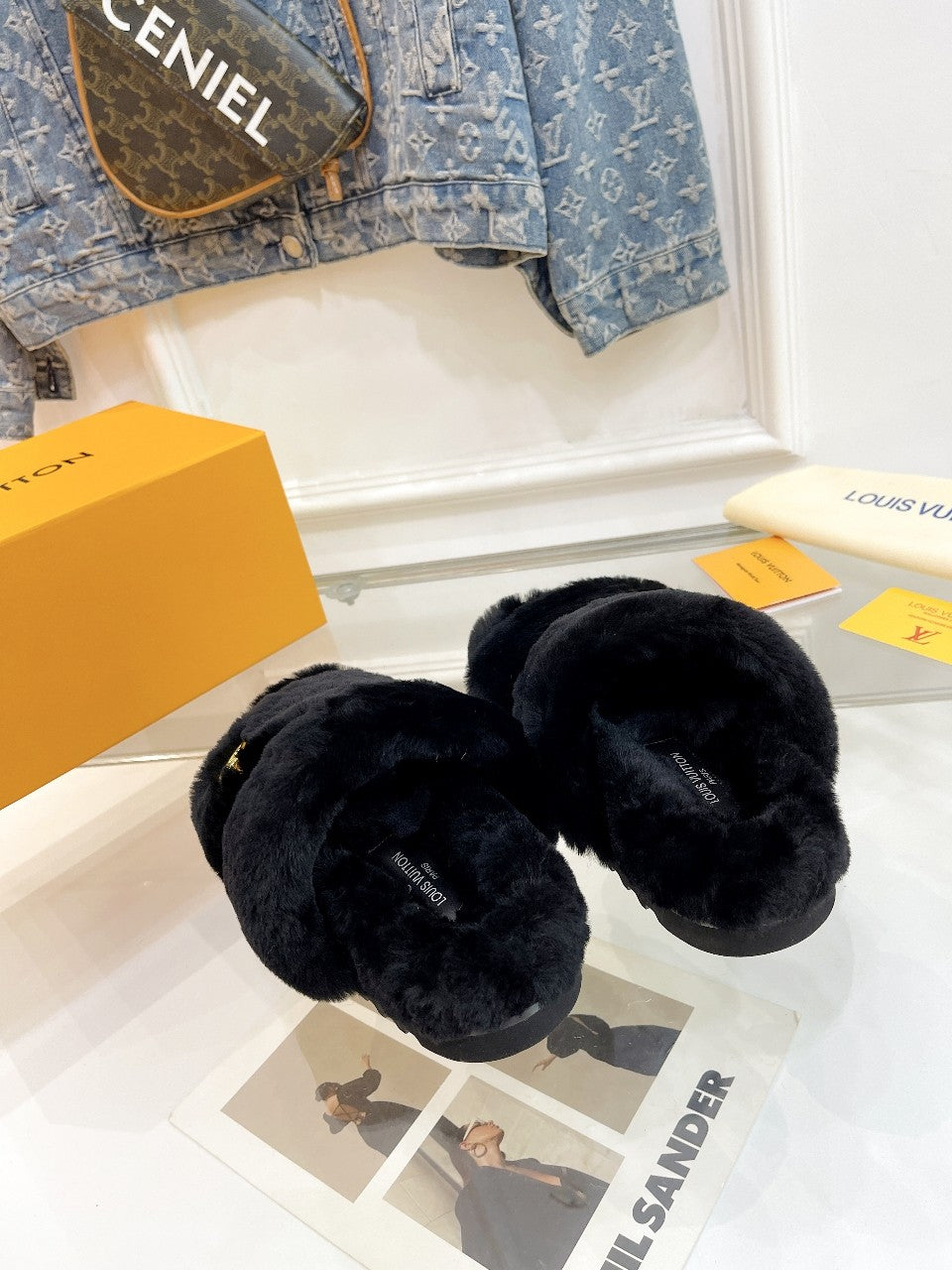 HALF MULE SLIPPERS IN BLACK FLEECE FEATURING METALLIC LOGO