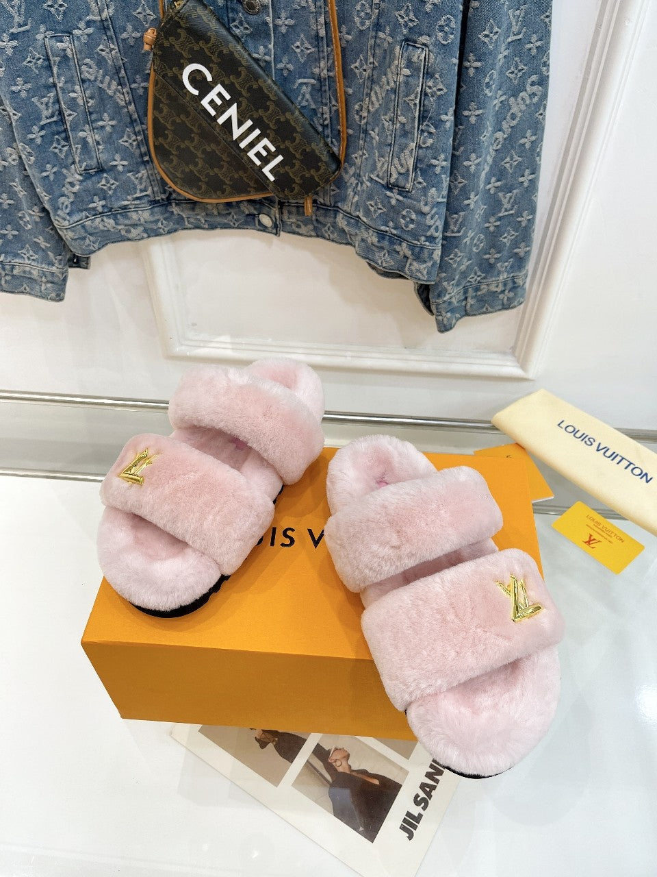 HALF MULE SLIPPERS IN LIGHT PINK FLEECE FEATURING METALLIC LOGO
