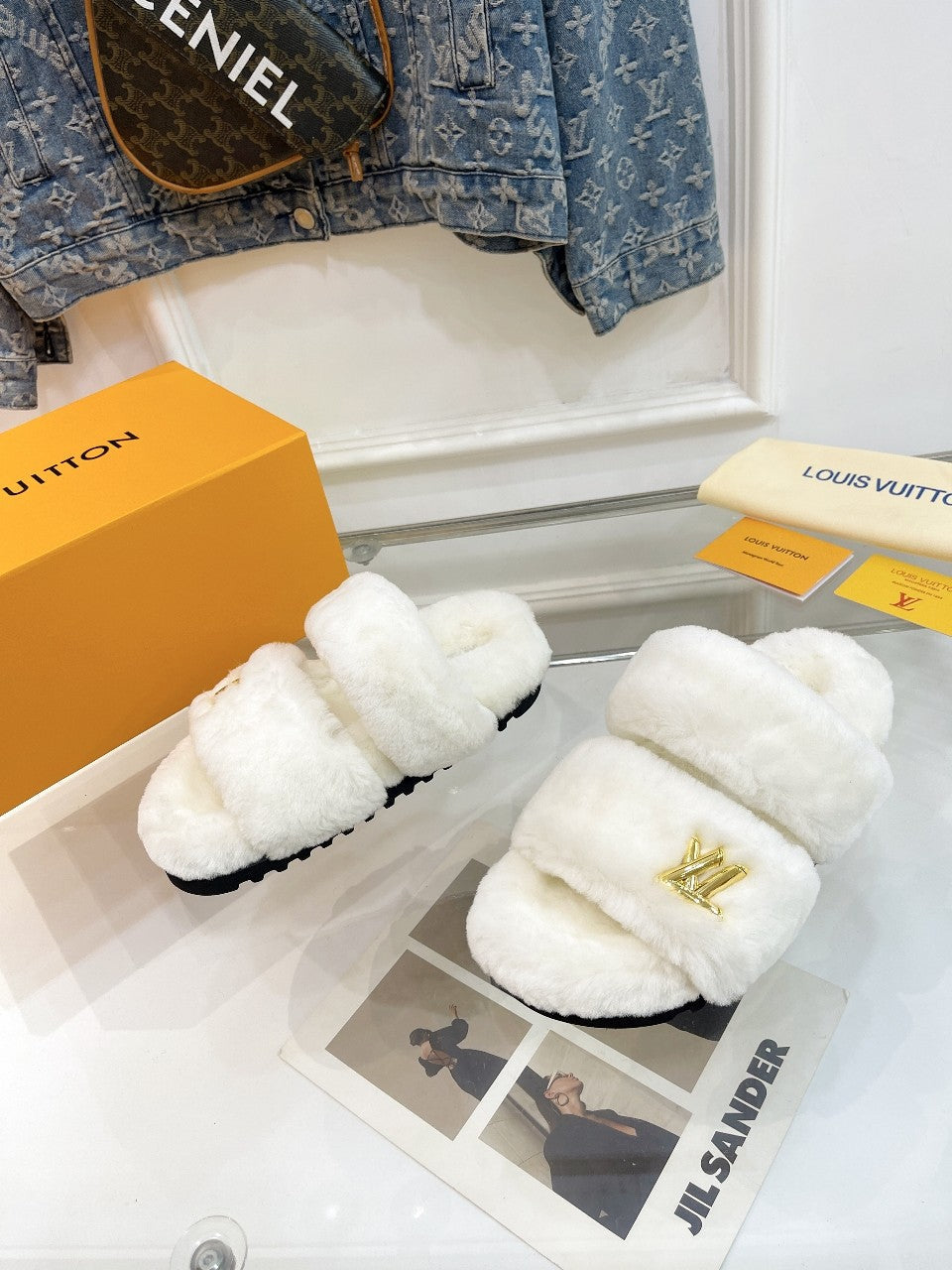 HALF MULE SLIPPERS IN WHITE FLEECE FEATURING METALLIC LOGO