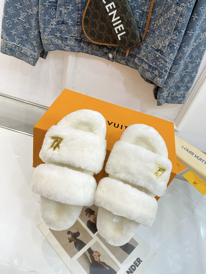 HALF MULE SLIPPERS IN WHITE FLEECE FEATURING METALLIC LOGO