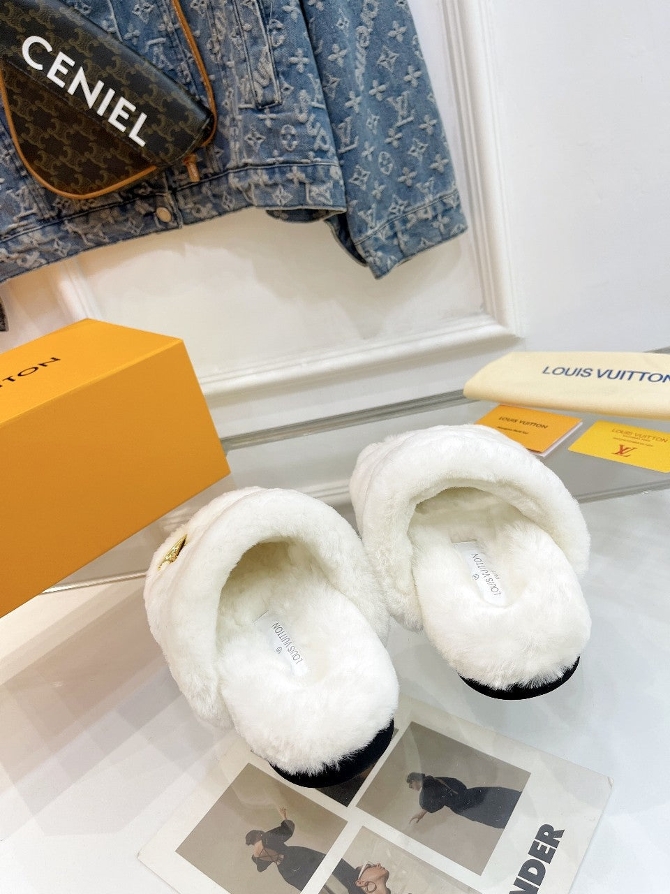 HALF MULE SLIPPERS IN WHITE FLEECE FEATURING METALLIC LOGO