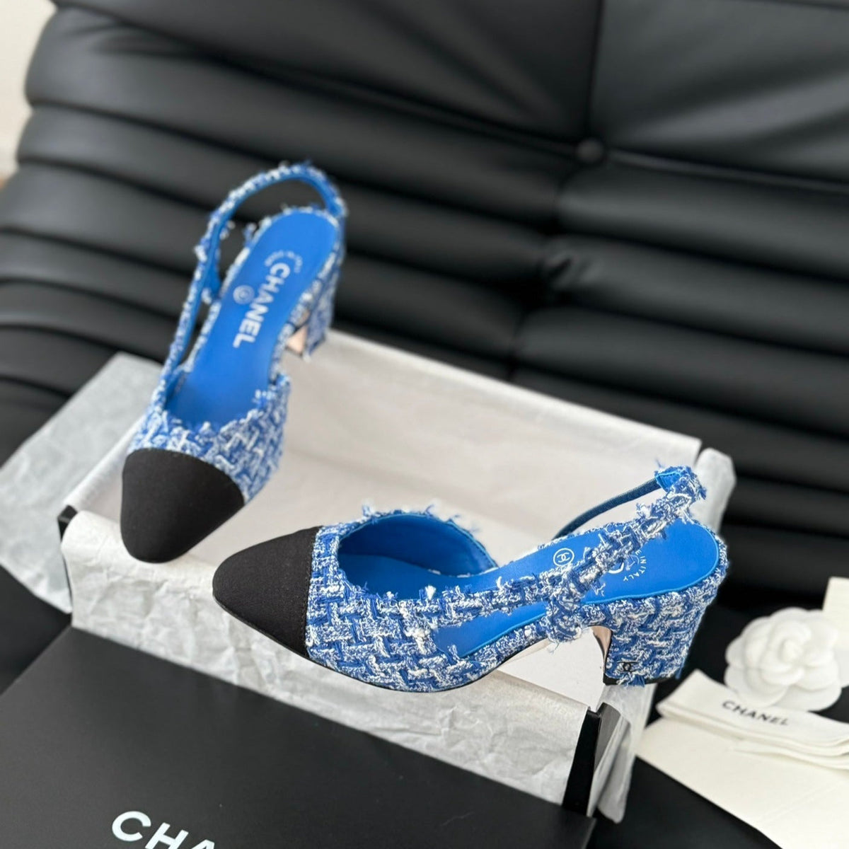 HIGH SLINGBACK IN COBALT BLUE TWEED AND BLACK LAMBSKIN