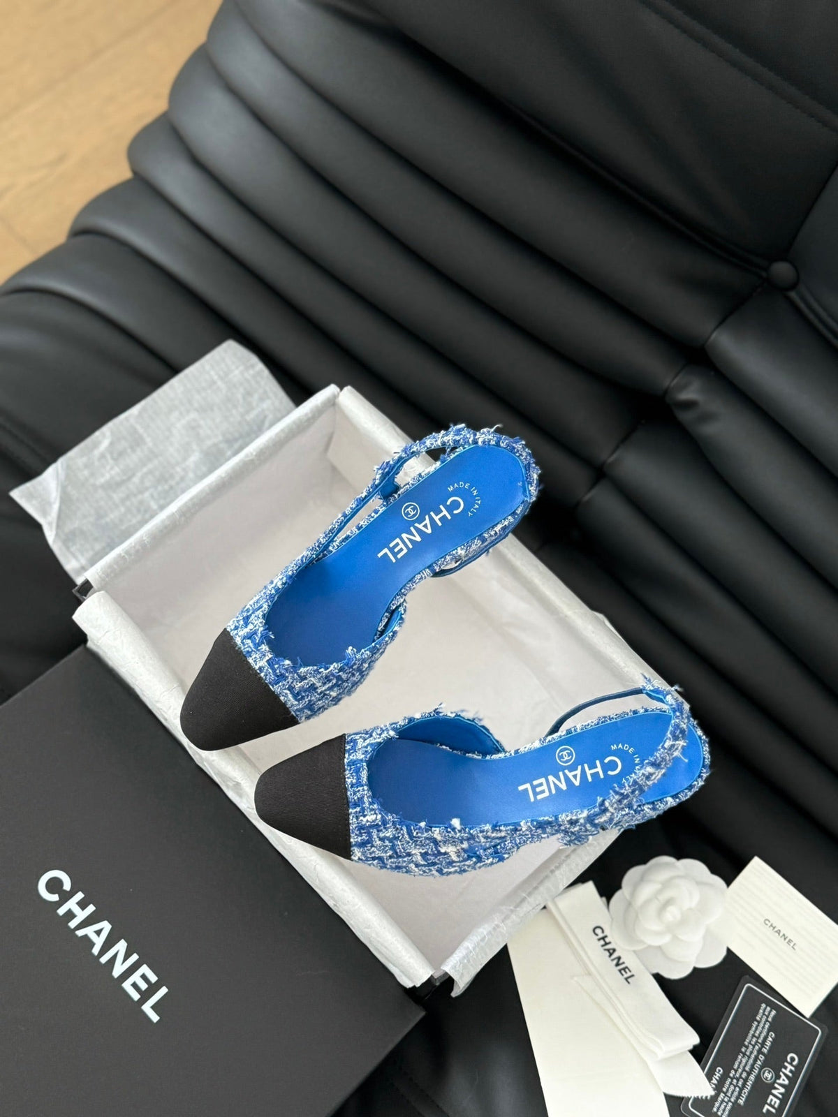 HIGH SLINGBACK IN COBALT BLUE TWEED AND BLACK LAMBSKIN