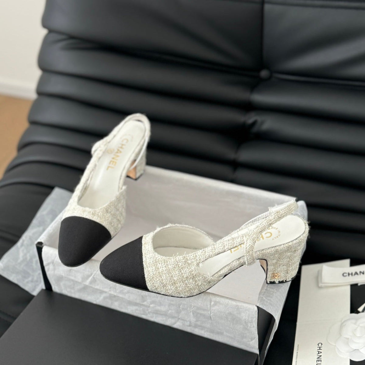 HIGH SLINGBACK IN WHITE TWEED AND BLACK LAMBSKIN