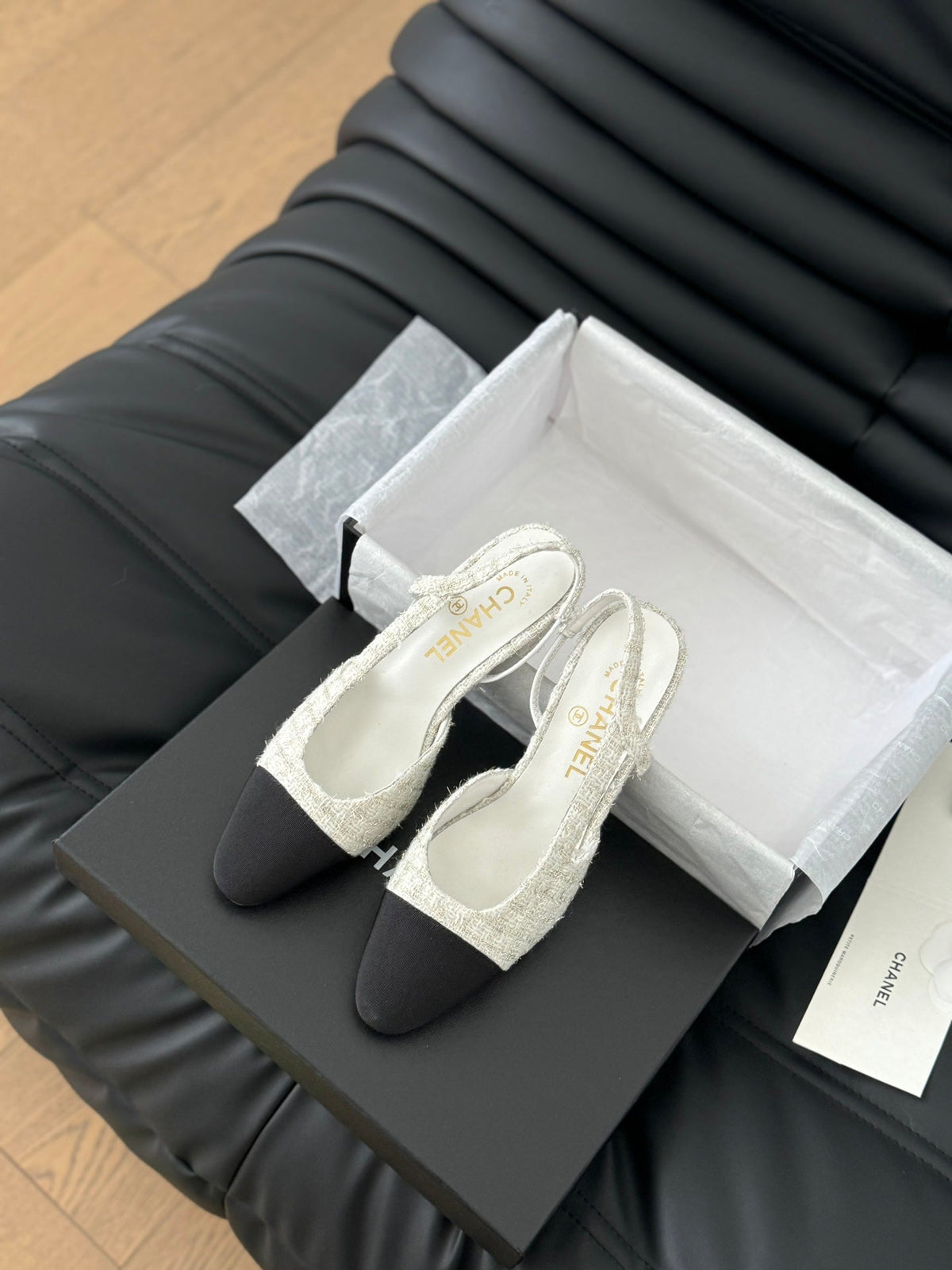 HIGH SLINGBACK IN WHITE TWEED AND BLACK LAMBSKIN