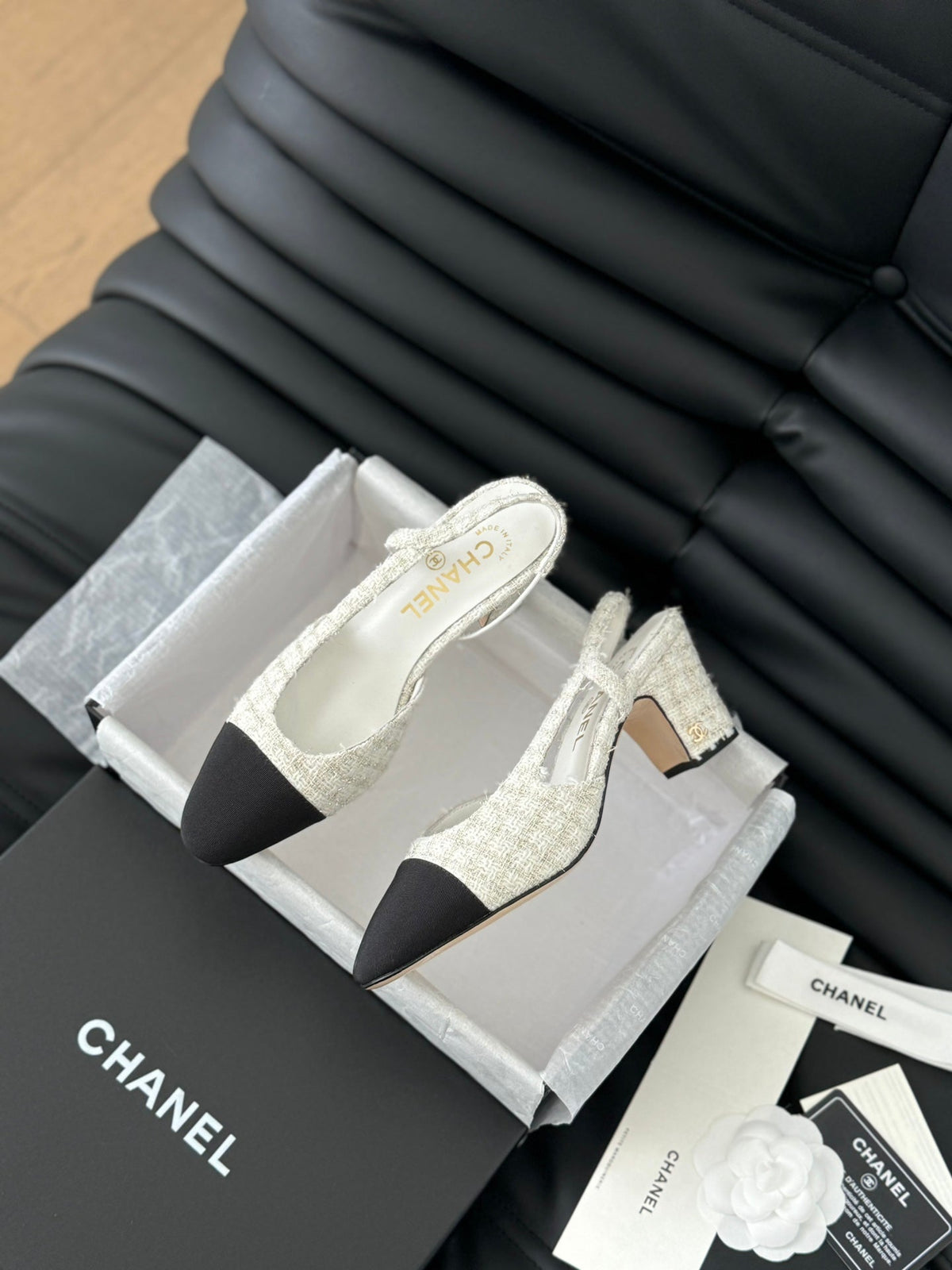 HIGH SLINGBACK IN WHITE TWEED AND BLACK LAMBSKIN