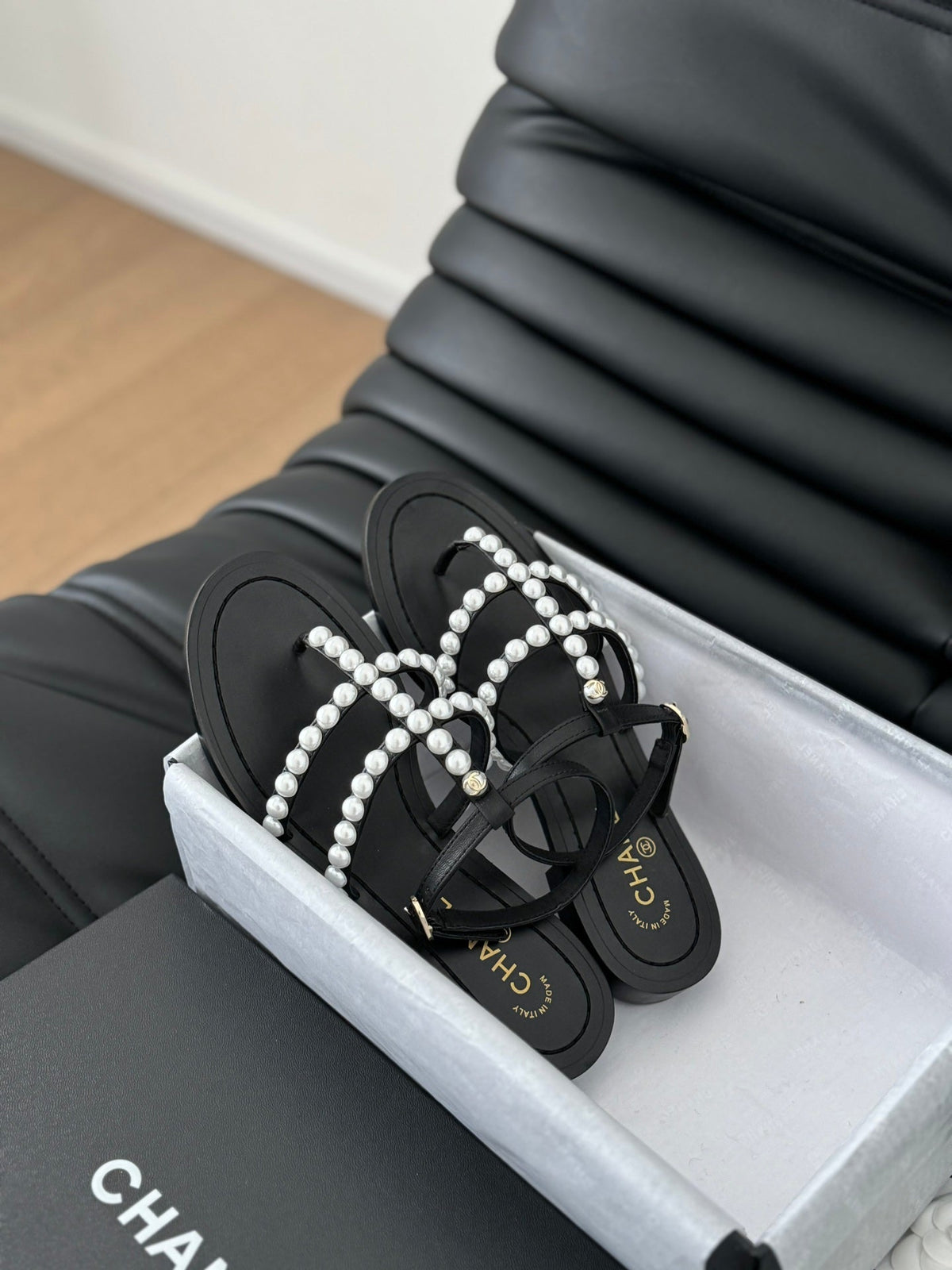 MULE SLIPPERS WITH PEARL CHAIN IN BLACK LAMBSKIN