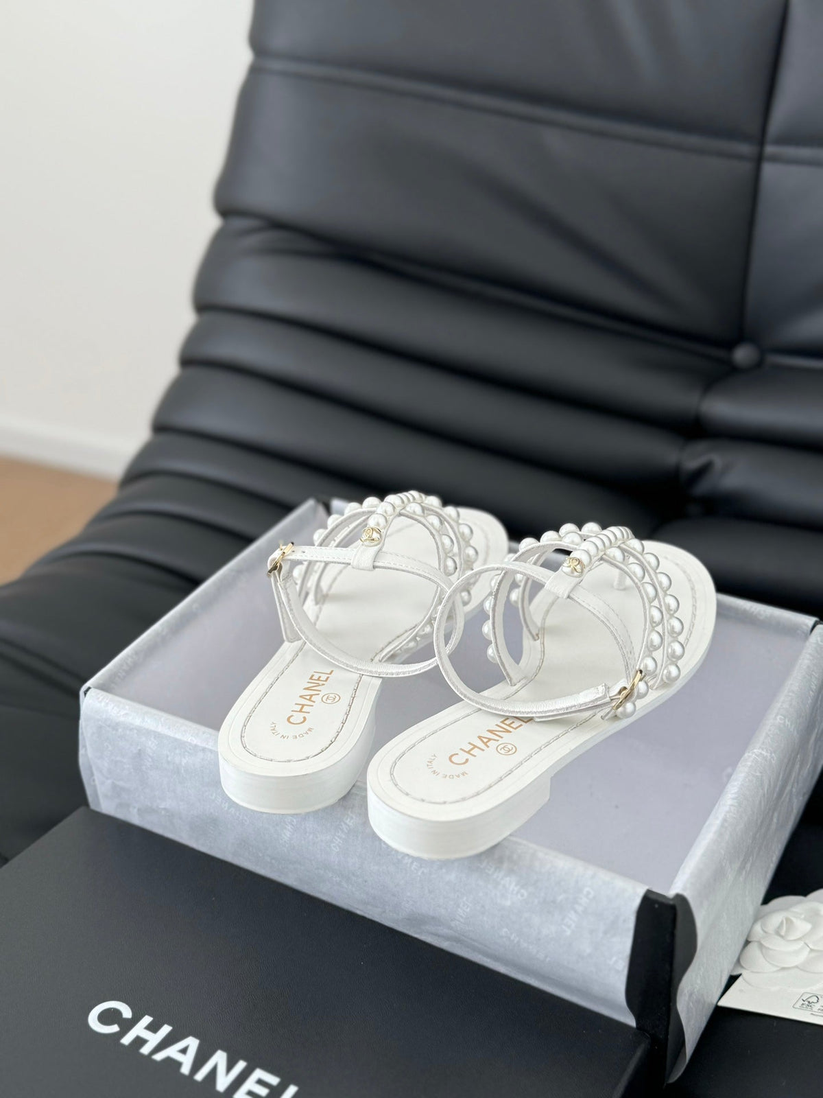 MULE SLIPPERS WITH PEARL CHAIN IN WHITE LAMBSKIN