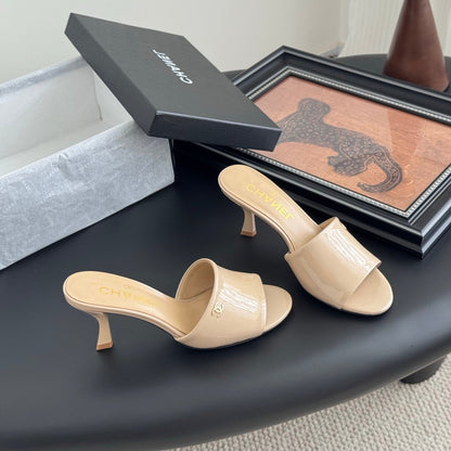 HIGH HEELS IN BEIGE GLOSSY LEATHER
