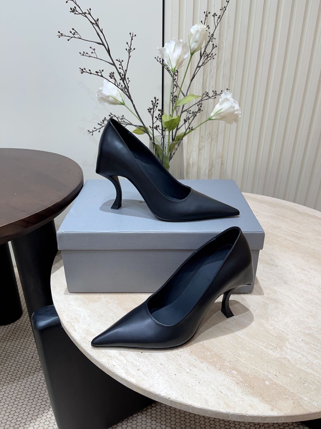 CURVED HEEL SHALLOW MOUTH PUMPS IN BLACK CALFSKIN