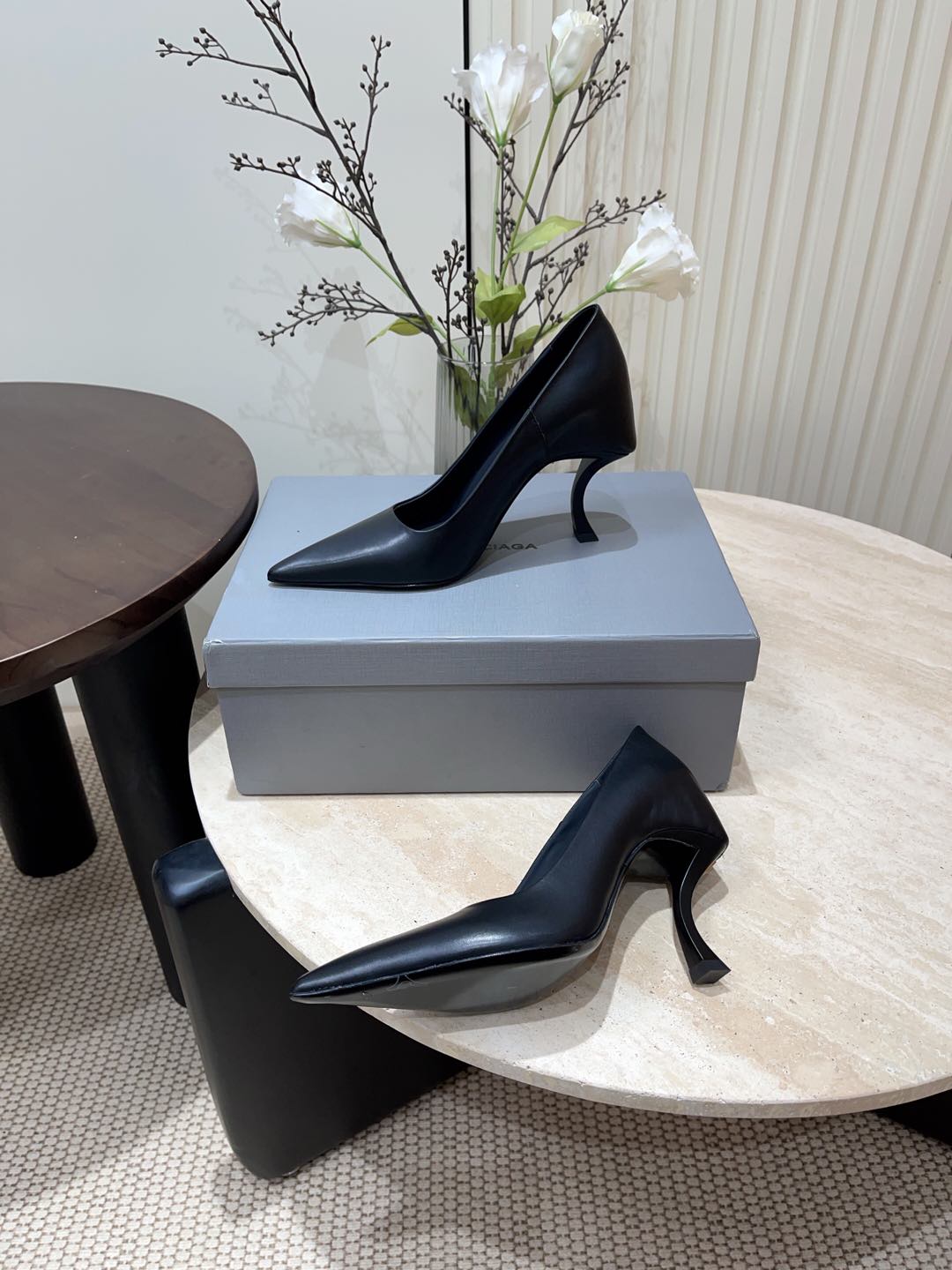 CURVED HEEL SHALLOW MOUTH PUMPS IN BLACK CALFSKIN
