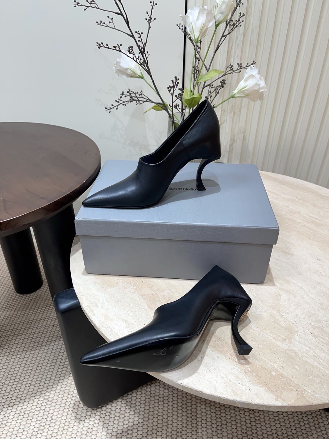 CURVED HEEL DEEP MOUTH PUMPS IN BLACK CALFSKIN