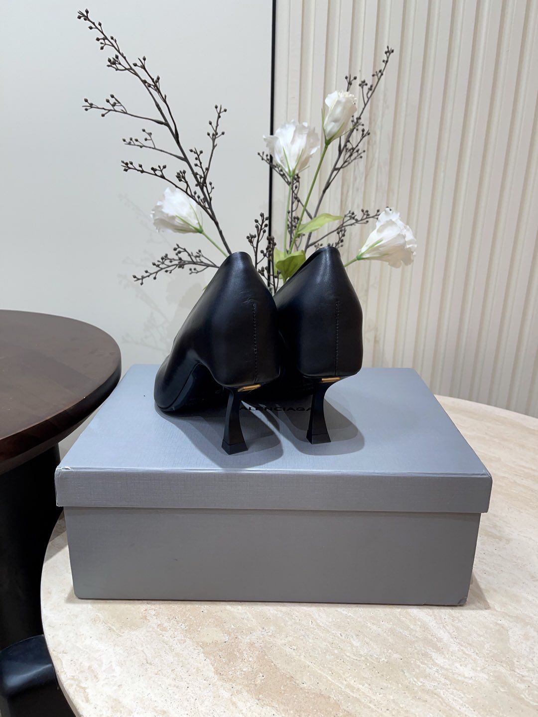 CURVED HEEL DEEP MOUTH PUMPS IN BLACK CALFSKIN