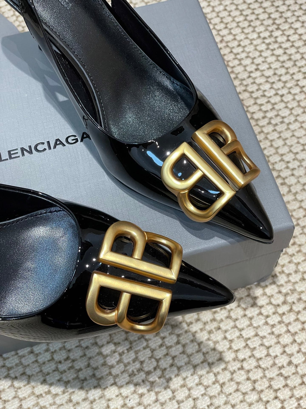 POINTED BB GOLD BUCKLE HIGH SLINGBACK 80MM IN BLACK PATENT CALFSKIN