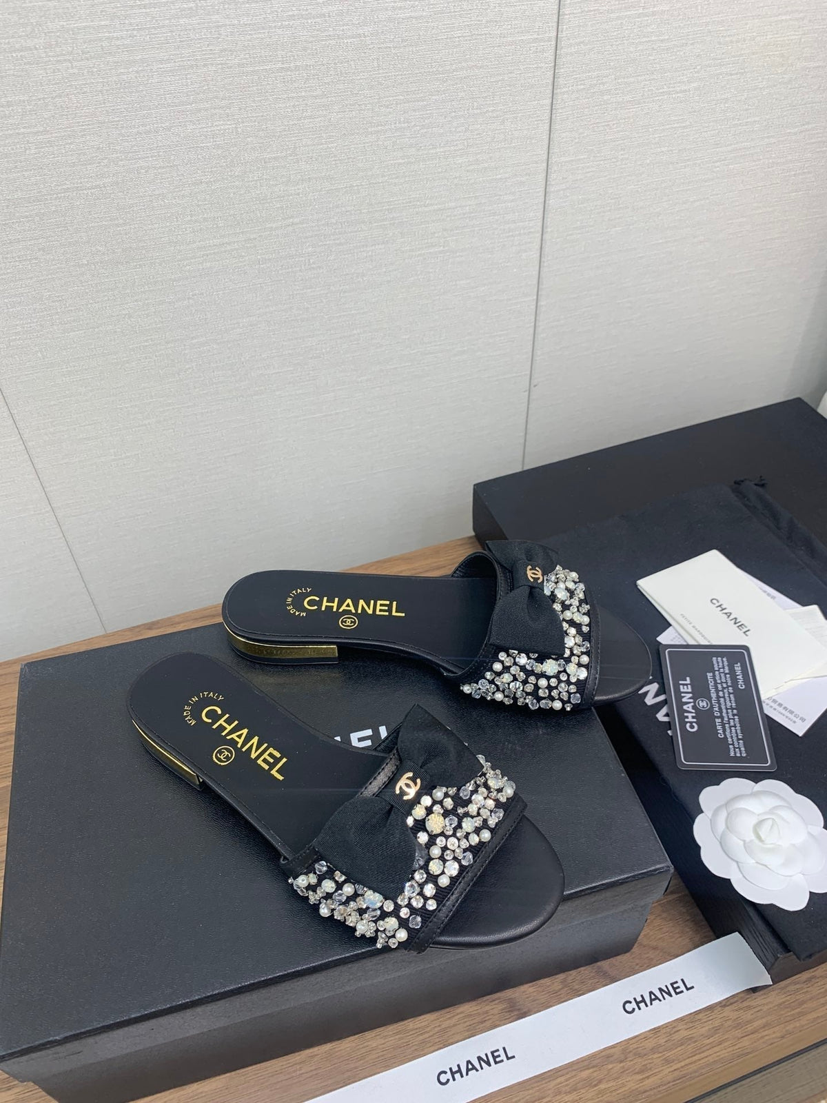 BOW SLIPPERS IN BLACK LAMBSKIN WITH RHINESTONES
