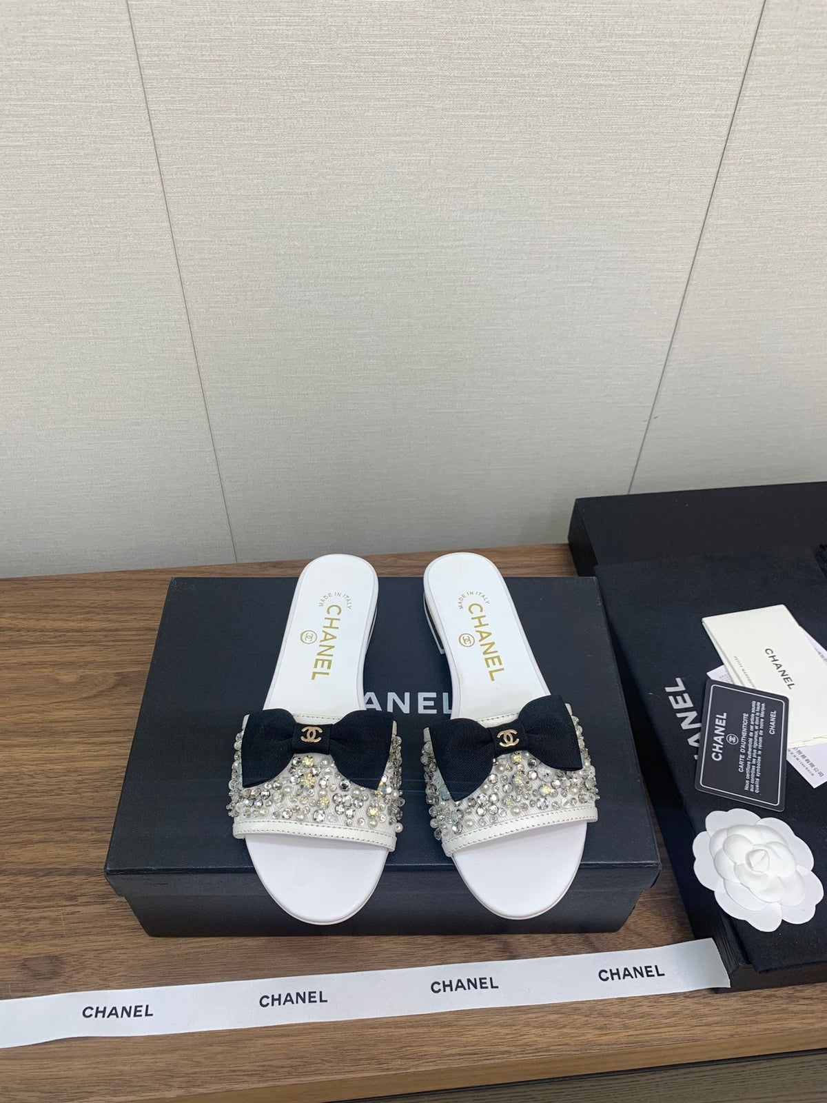 BOW SLIPPERS IN WHITE LAMBSKIN WITH RHINESTONES