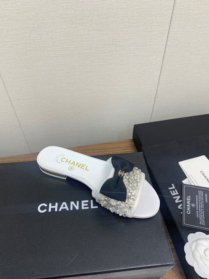 BOW SLIPPERS IN WHITE LAMBSKIN WITH RHINESTONES